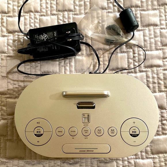 iHOME Docking Station 🎼🎹 - Picture 2 of 3